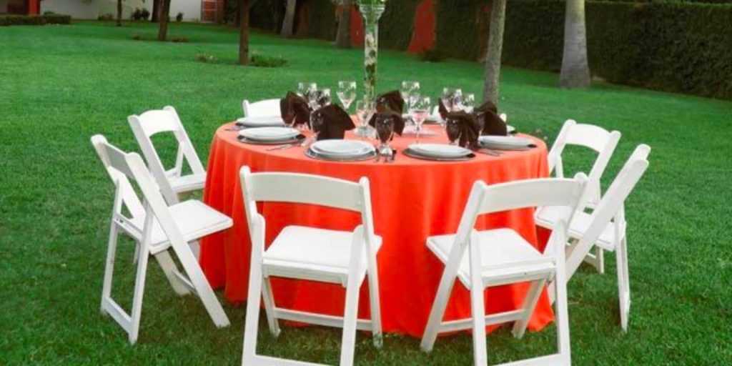 Paquete De Mesa Con 10 Sillas Avant Garden Blancas Y Mantel En Renta