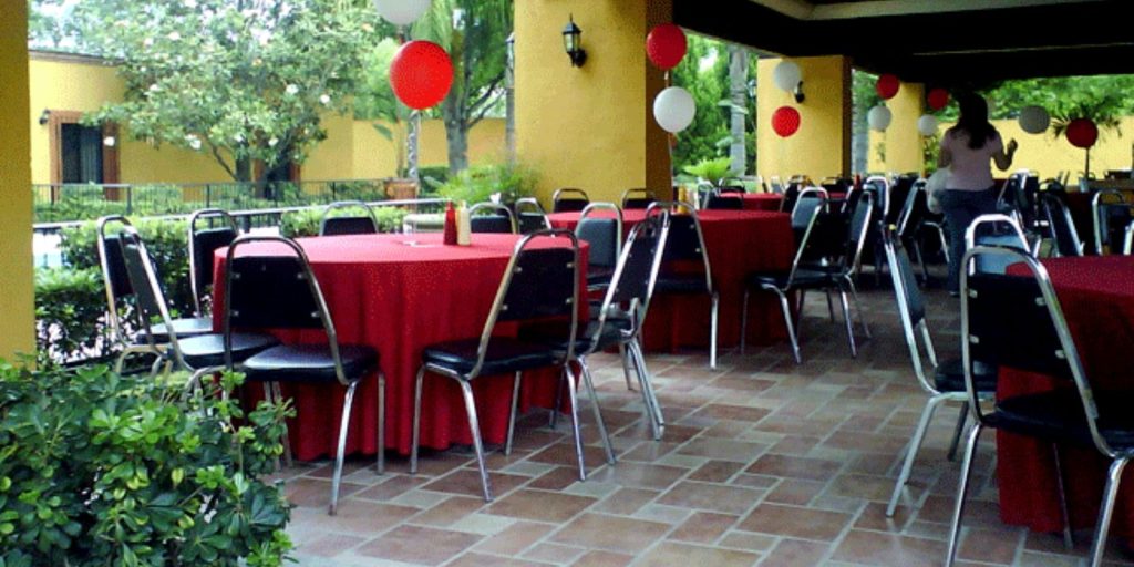 Paquete De Mesa Con 10 Sillas Negras Acojinadas Y Mantel En Renta