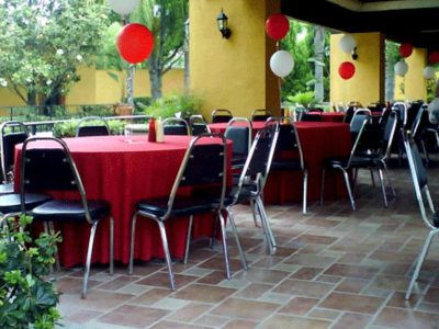 Paquete De Mesa Con 10 Sillas Negras Acojinadas Y Mantel En Renta