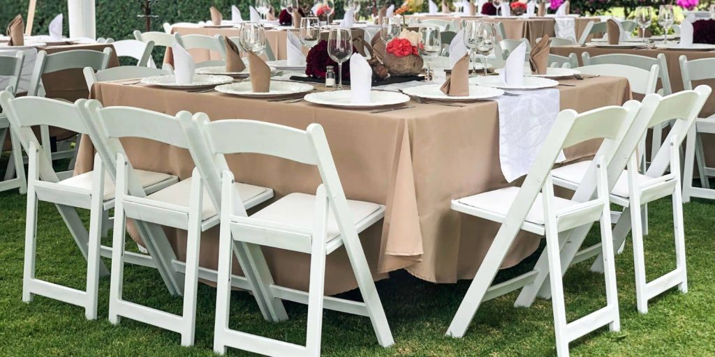 Paquete De Mesa Con 10 Sillas Avant Garden Blancas Y Mantel En Renta
