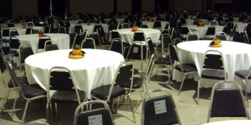 Paquete De Mesa Con 10 Sillas Negras Acojinadas Y Mantel En Renta