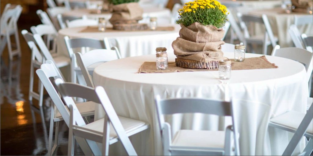 Paquete De Mesa Con 10 Sillas Avant Garden Blancas Y Mantel En Renta