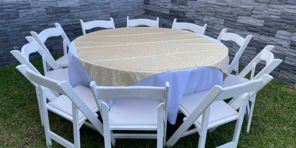 Paquete De Mesa Con 10 Sillas Avant Garden Blancas Y Mantel En Renta