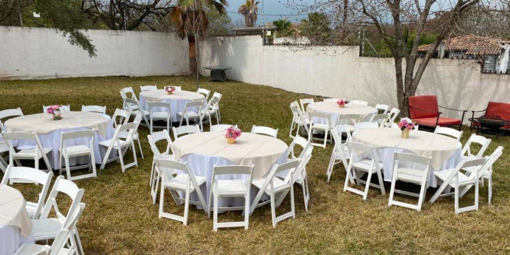 Paquete De Mesa Con 10 Sillas Avant Garden Blancas Y Mantel En Renta