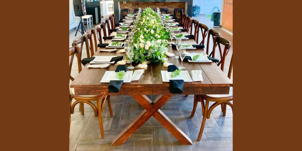Renta de Mesa Rectangular De Madera Con Base Cruzada