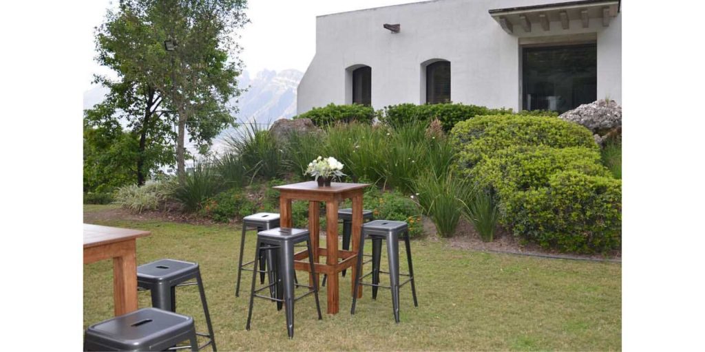 Renta Juego de Mesas y Sillas Altas Color Negro