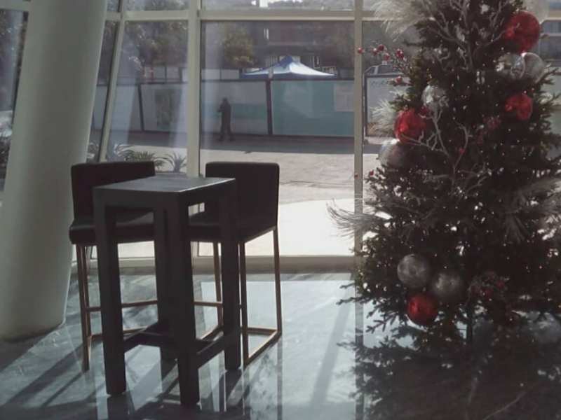 Renta de Mesa Cuadrada Tipo Bar de Madera Color Negro