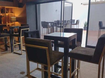 Renta de Mesa Cuadrada Tipo Bar de Madera Color Negro