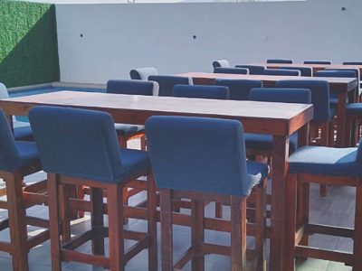 Renta de Mesa Rectangular Tipo Bar de Madera