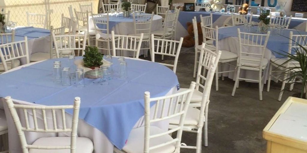 Renta de Paquete de Mesa Redonda con 10 Sillas Tiffany y Mantel