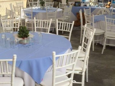 Renta de Paquete de Mesa Redonda con 10 Sillas Tiffany y Mantel