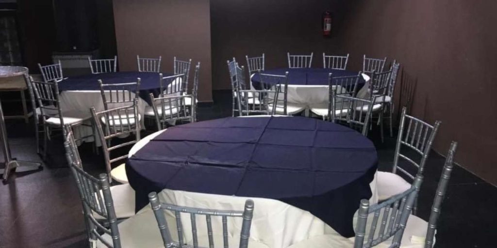 Renta de Paquete de Mesa Redonda con 10 Sillas Tiffany y Mantel