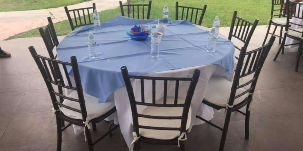 Renta de Paquete de Mesa Redonda con 10 Sillas Tiffany y Mantel