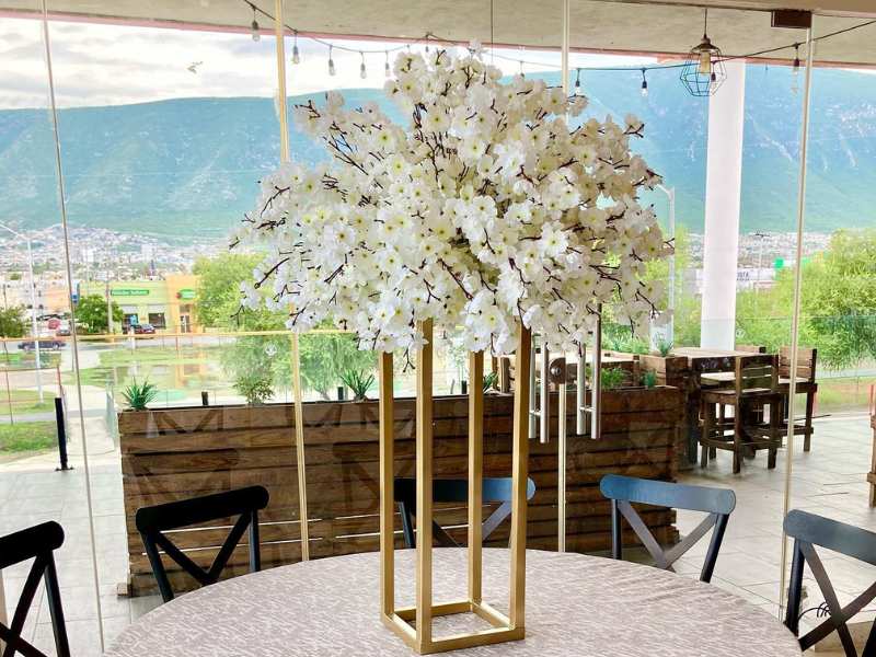 Arreglo Floral en Tonos Blancos con Base Dorada