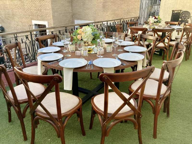 Mesa Redonda de Madera con Base de Acero y Sillas