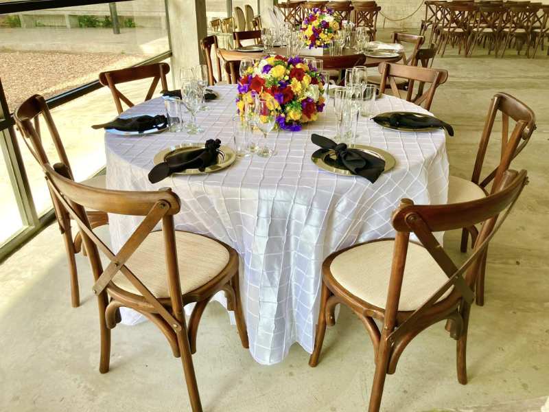 Mesa Redonda de Madera con Mantel y Sillas