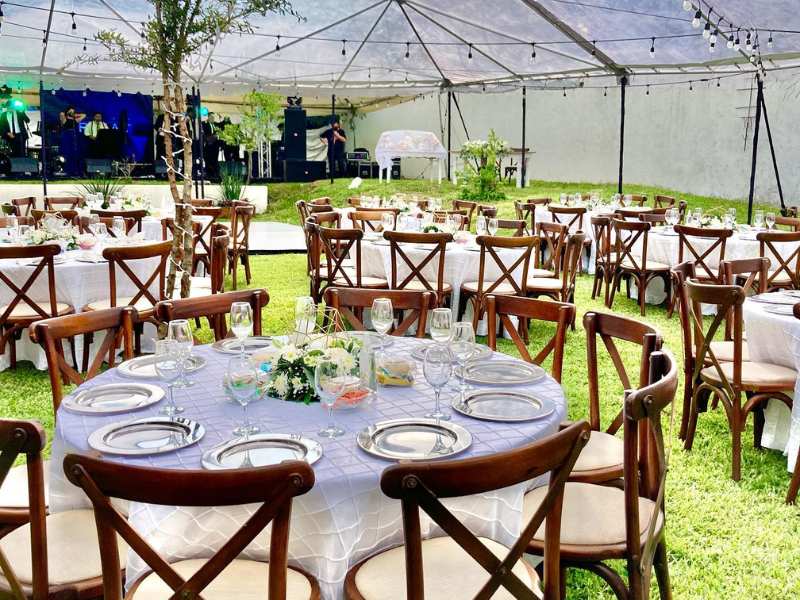 Mesa Redonda de Madera con Mantel y Sillas