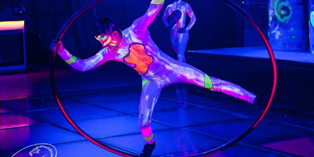 Show de Acrobacias "Fiesta Neón"
