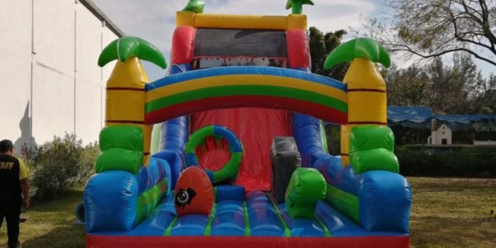 Renta de Inflable Interactivo Jurásico palmeras