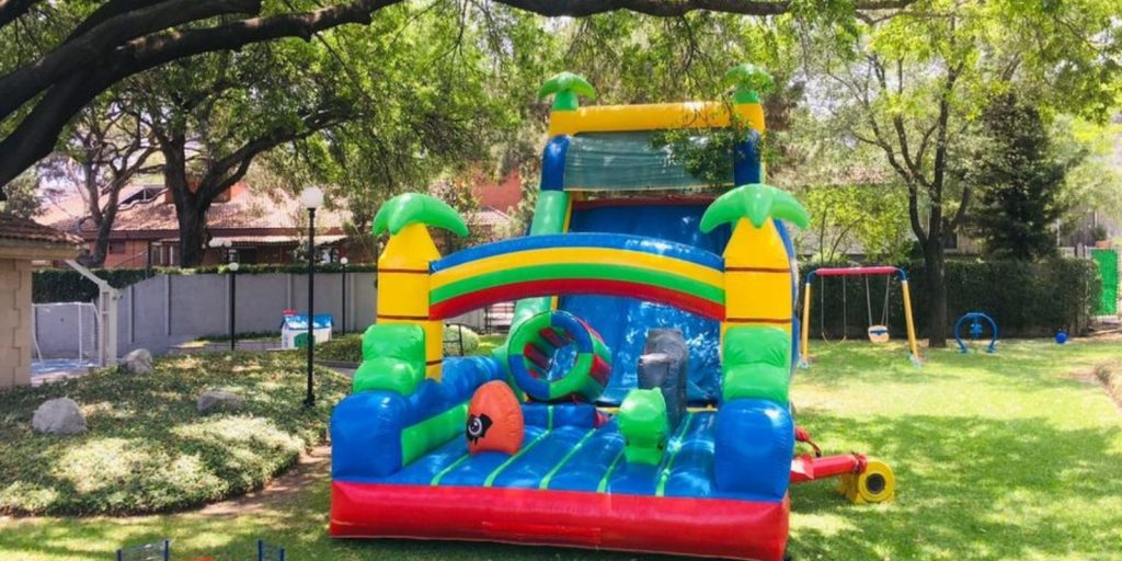 Renta de Inflable Interactivo Jurásico palmeras