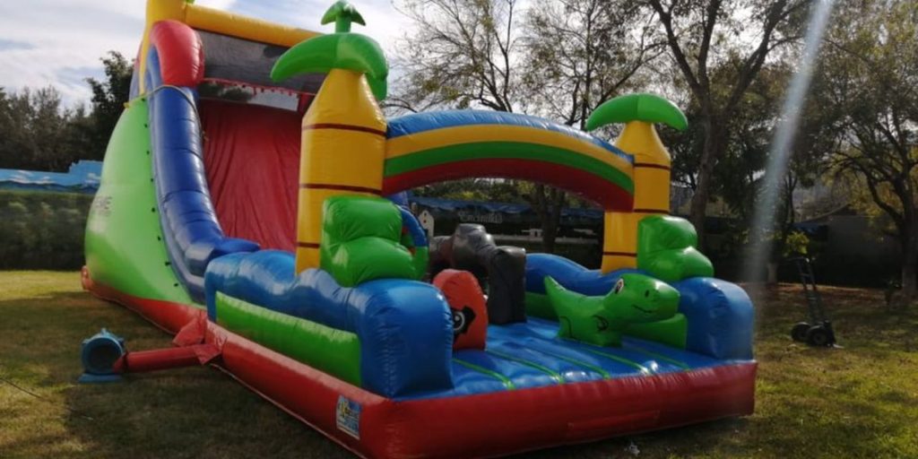 Renta de Inflable Interactivo Jurásico palmeras