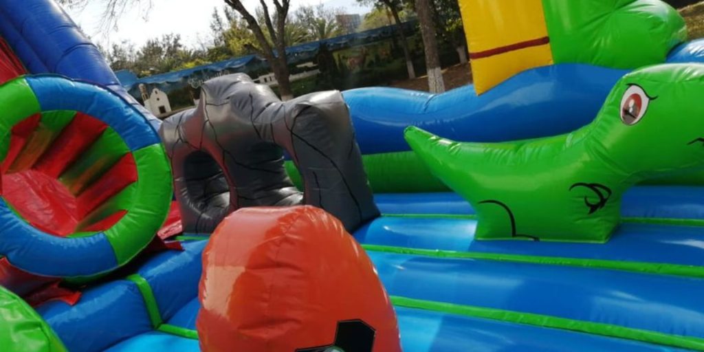 Renta de Inflable Interactivo Jurásico palmeras