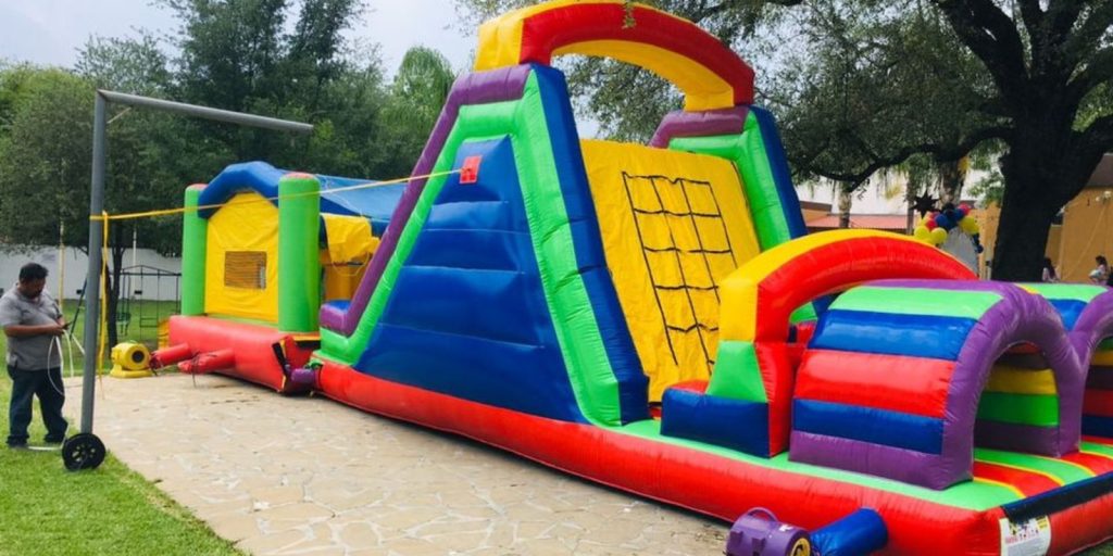 Renta de Inflable Obstáculos con Casita Techado