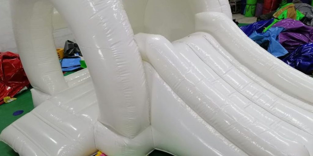Renta de Inflable Blanco con Resbaladero
