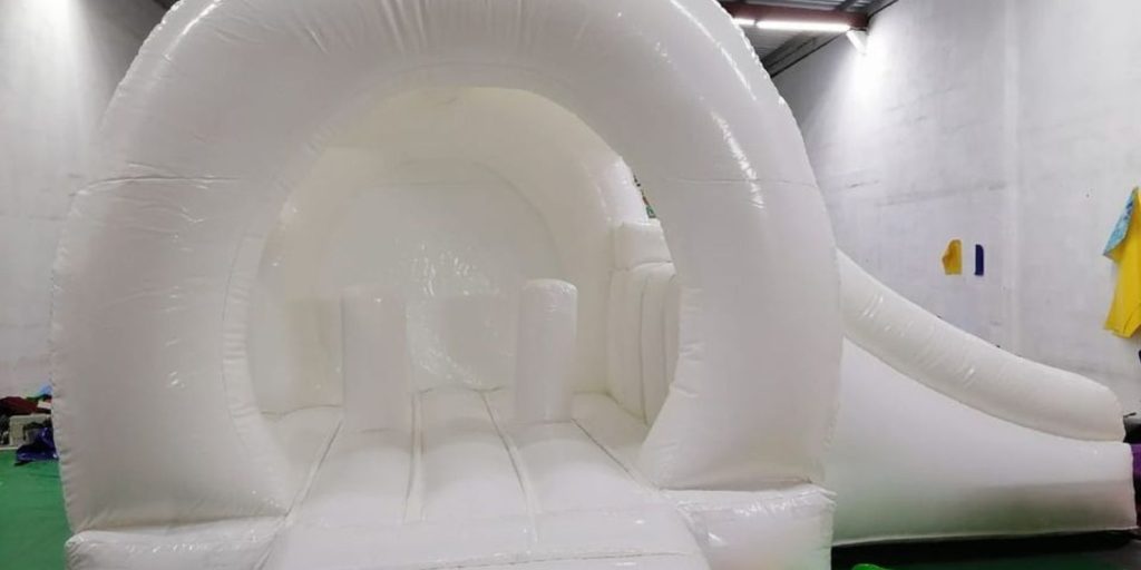 Renta de Inflable Blanco con Resbaladero