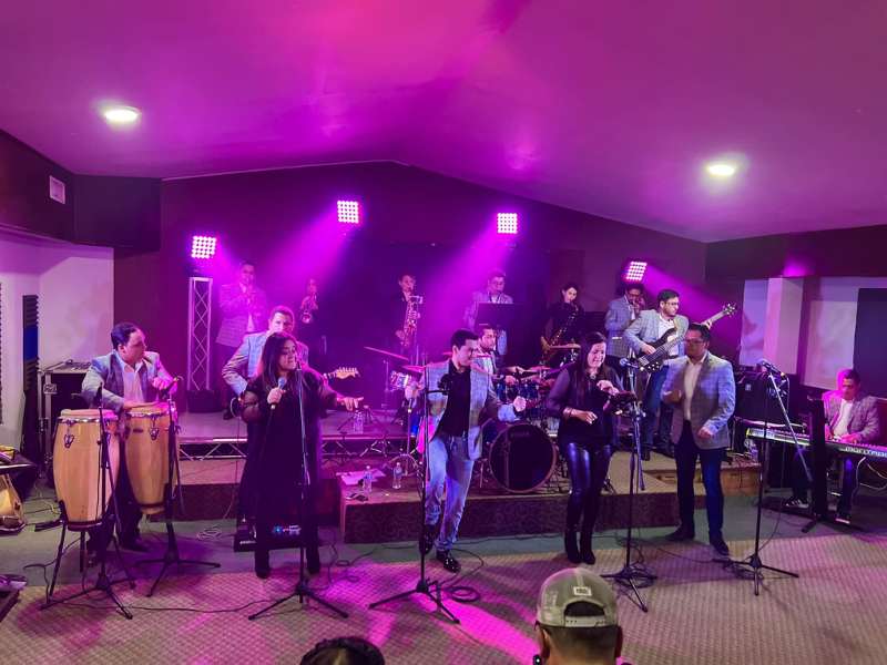 Paquete Música en Vivo e Iluminación